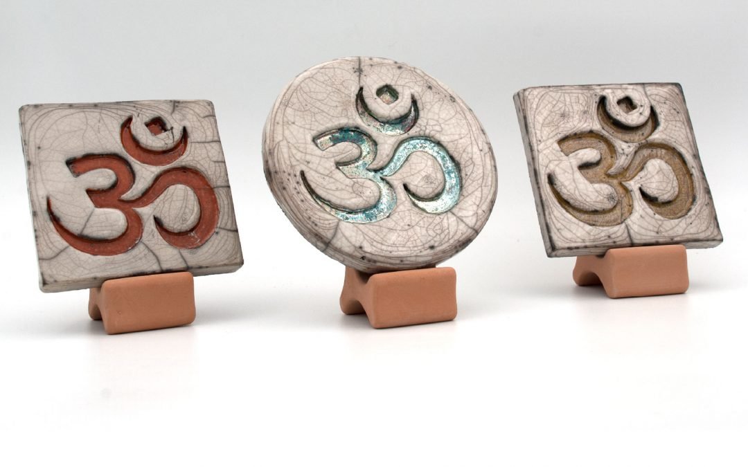 Om in Ceramica Raku Americano