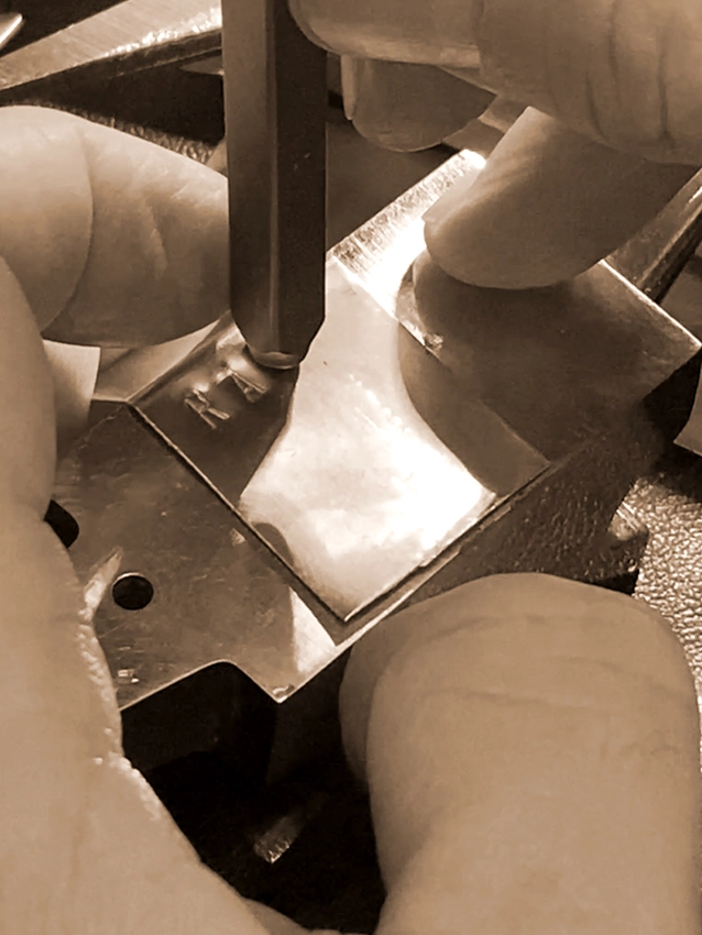 Ceramica Raku con la tecnica del Western Raku in laboratorio, ponzunatura